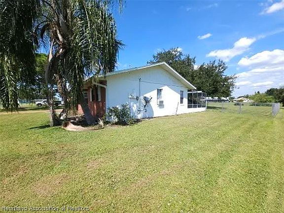 4th image of 409 Blossom Dr