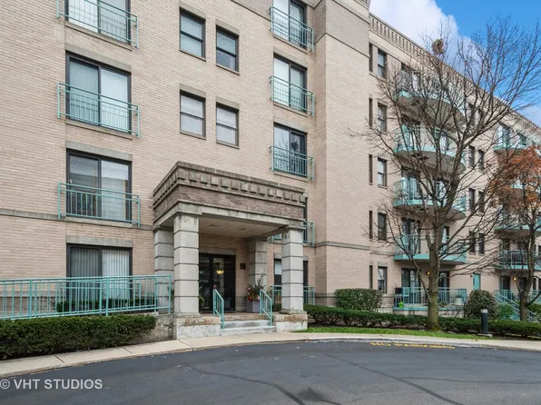 4747 Howard St APT 302, Skokie, IL 60076