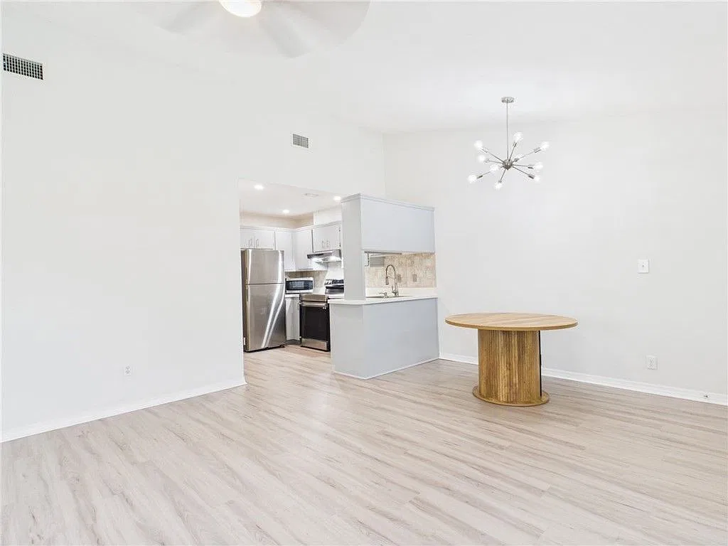 2 bed, 2.0 bath, 882 sqft, $1,800 — Photo 4