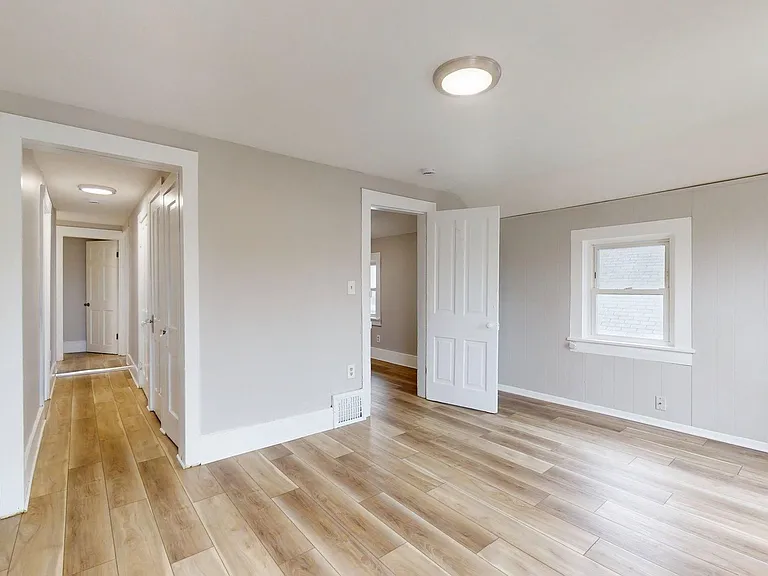1031 W 9th St — Photo 17