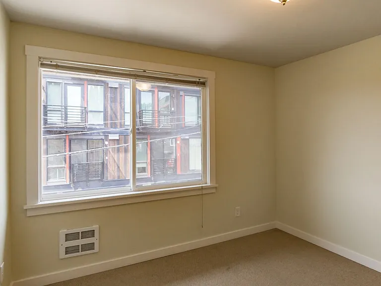 2211 Franklin Ave E — Photo 14