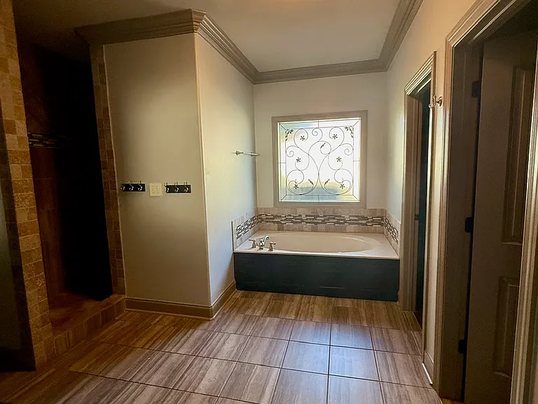 Large primary bath with jetted tub