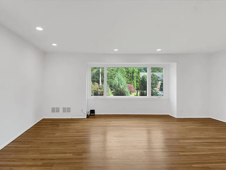 118 Van Etten Blvd — Photo 32