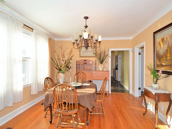 3rd image of 607 S Oakwood Ave