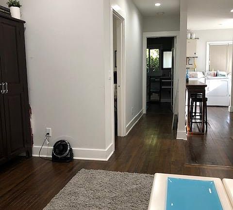 4th image of 1032 1/2 N Hayworth Ave