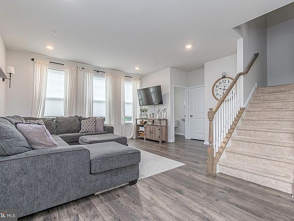 4th image of 377 Dawson Pl