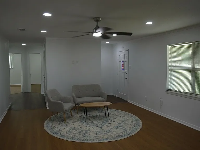 306 E Cook St — Photo 14