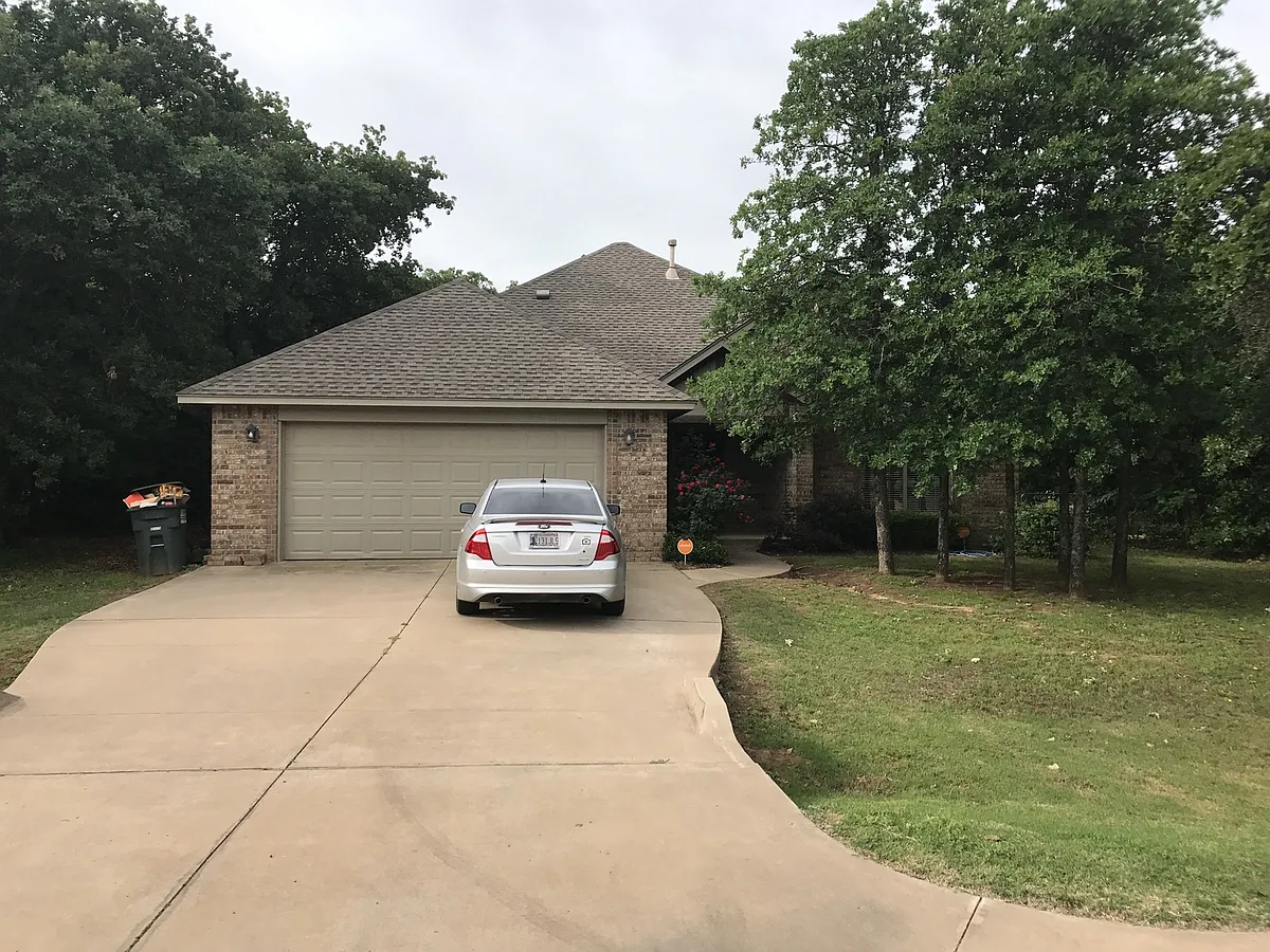 Building Photo - 1060 Lost Oak Dr