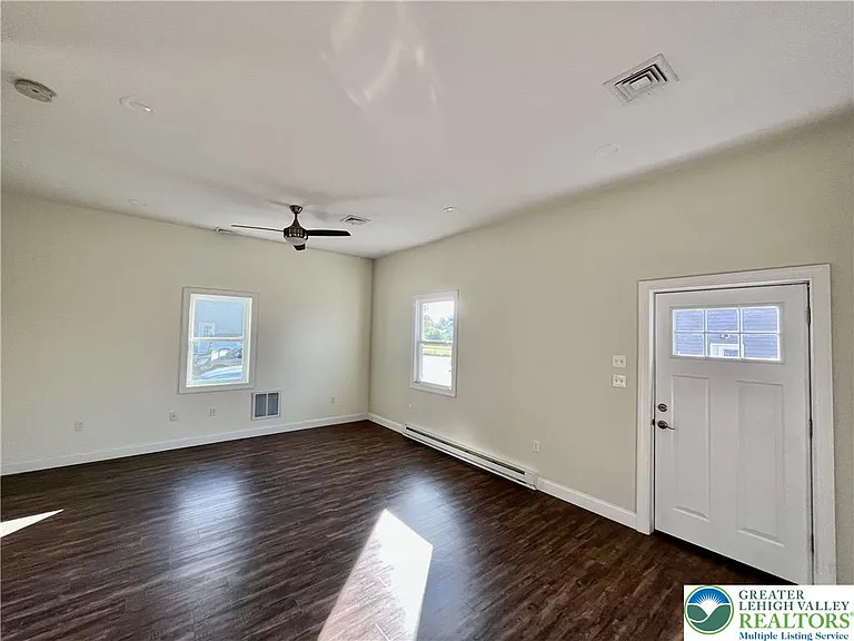 5880 Sullivan Trl #B — Photo 3