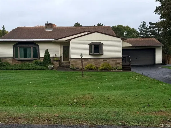 8 Beckwith Cir, Utica, NY 13501