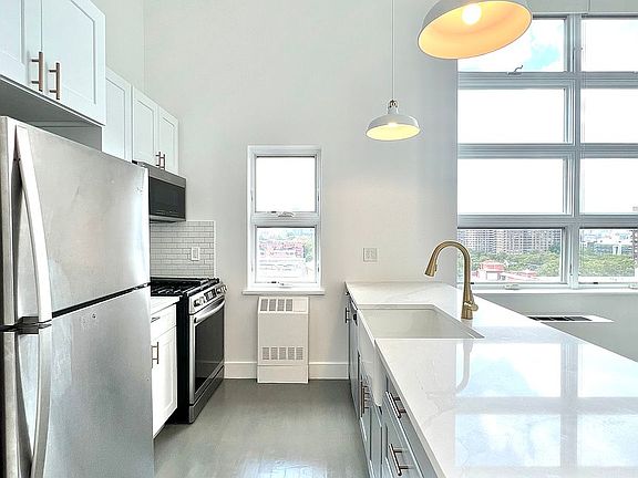 4th image of 970 Kent Ave #Pu4