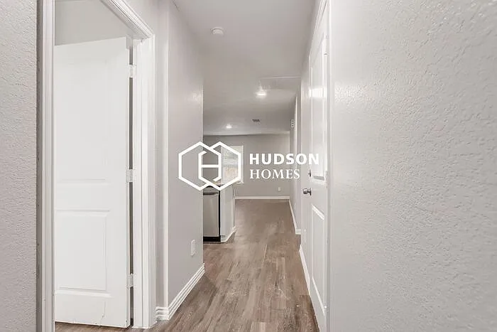 3 bed, 2.0 bath, 1028 sqft, $1,699 — Photo 3