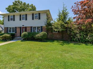 418 Old Country Rd, Garden City, NY 11530