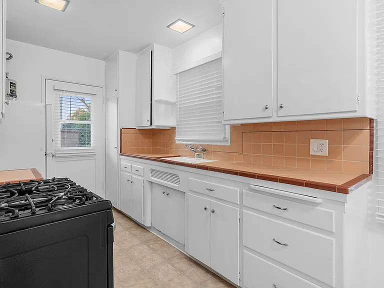 3312 E 2nd Street — Photo 11