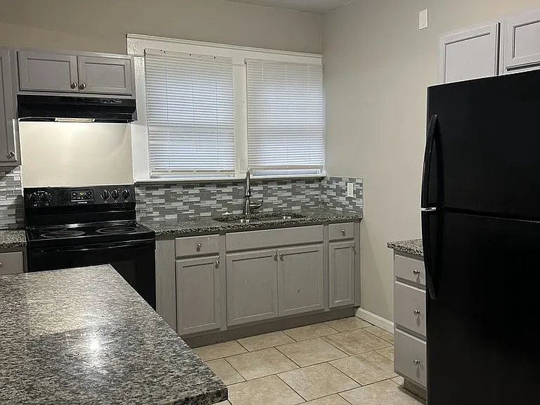 1731 Exeter Ave — Photo 9