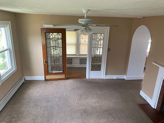 Living room w/Fireplace