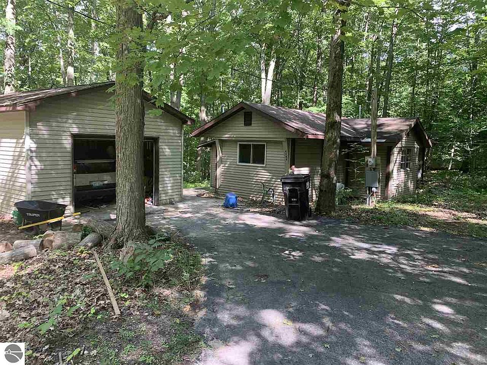 4745 Oakwood Dr, Lake Ann, MI 49650 Zillow