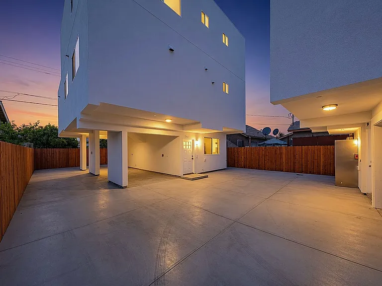 Huge 2, 3 & 4 Bed 2026 Townhomes — Photo 44