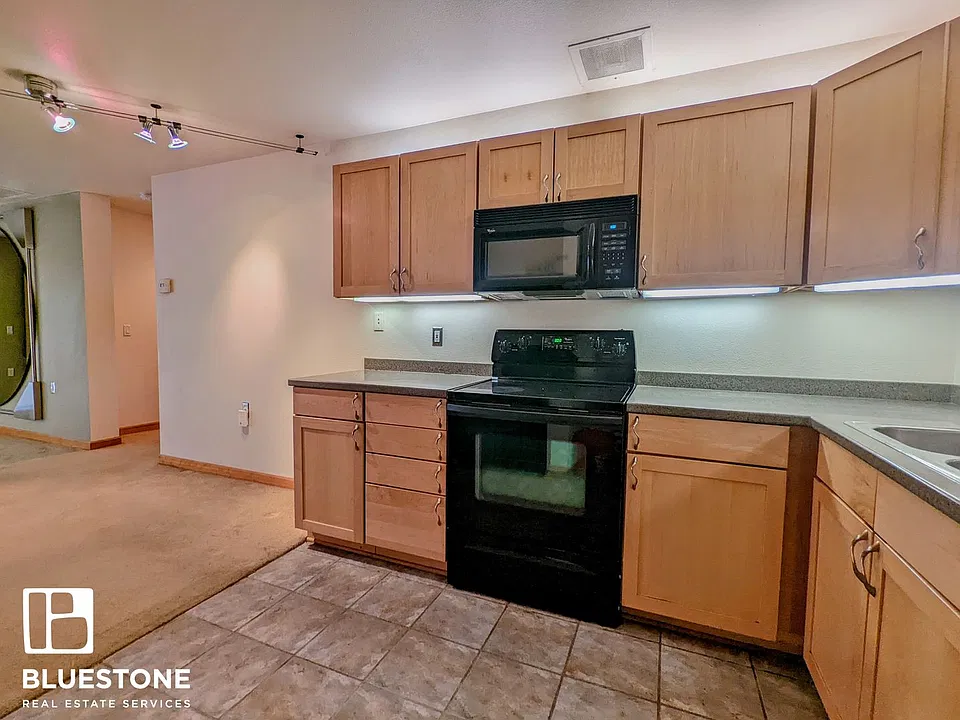 940 NW Naito Pkwy #L14