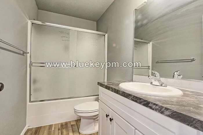 320 E 7th St — Photo 8