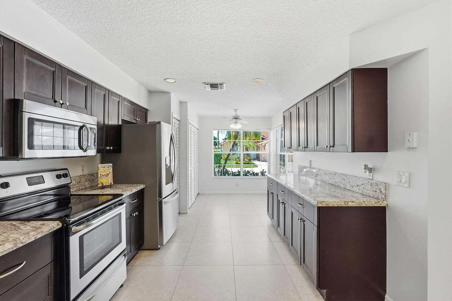 2 bed, 2.0 bath, 1293 sqft, $2,500 — Photo 2