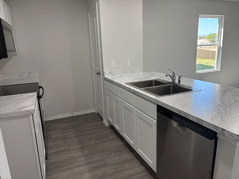 211 Blue Bird Ln — Photo 4