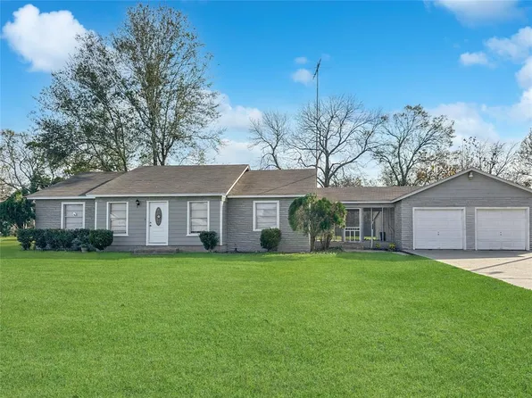 324 E Kiber Street, Angleton, TX 77515