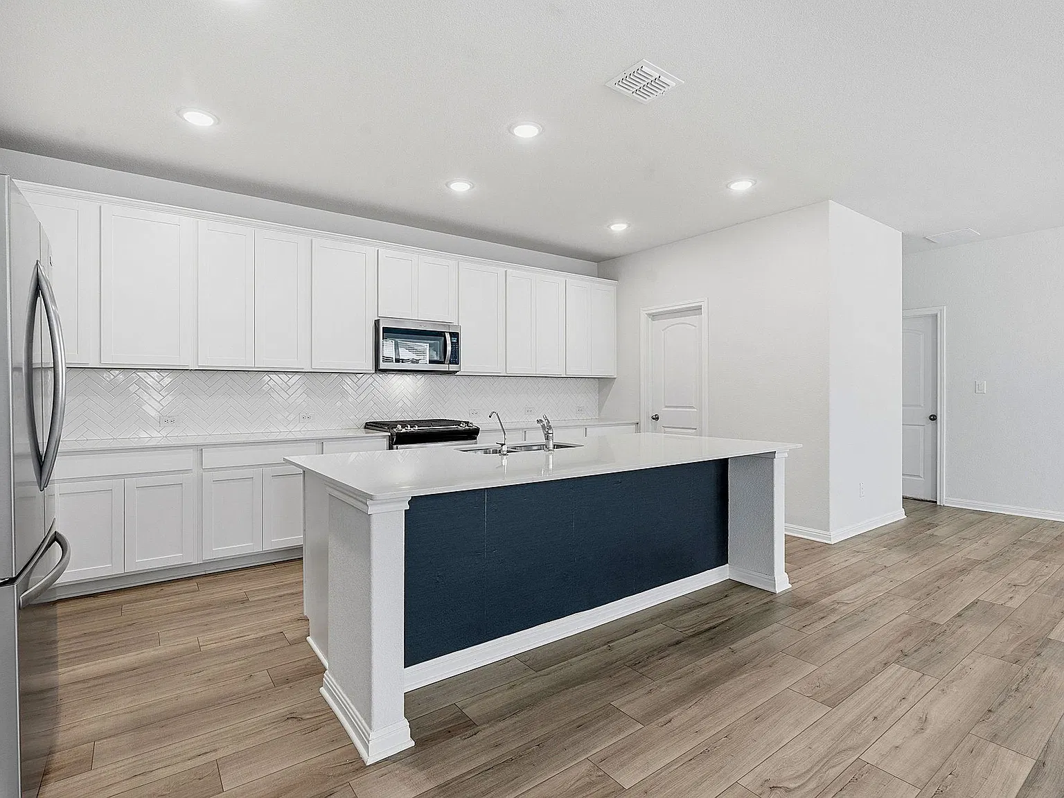 4 bed, 3.0 bath, 2668 sqft, $3,100 — Photo 4