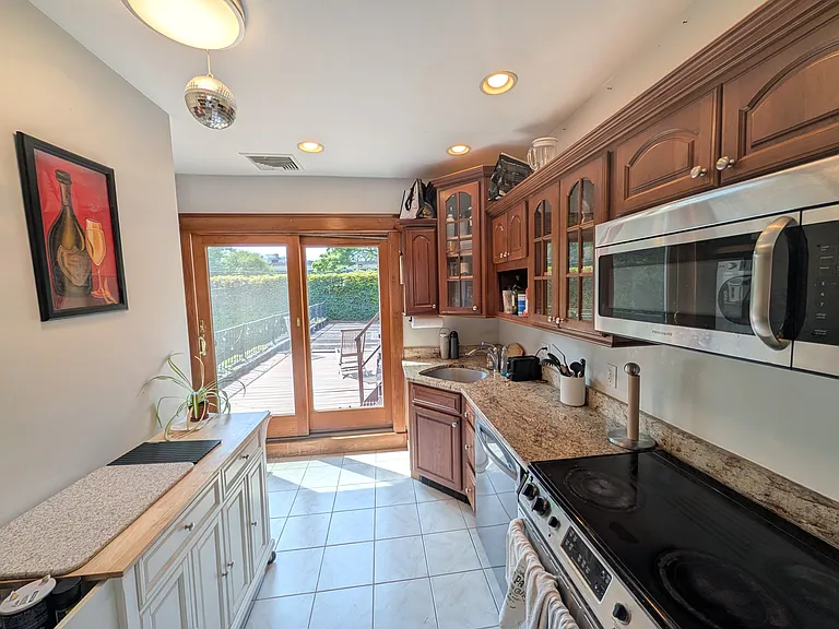 527 E 3rd St #2 — Photo 7