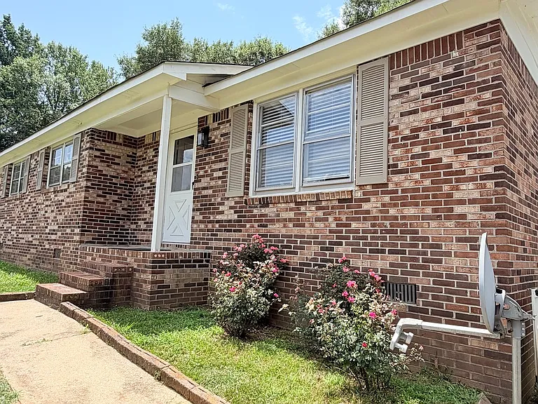 111 Hunter Dr — Photo 1