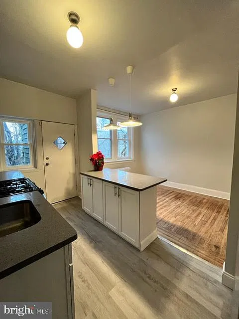 3 bed, 1.0 bath, 960 sqft, $1,600 — Photo 3