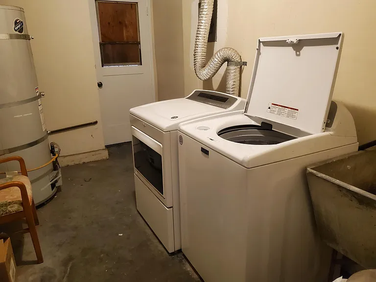 581 Merritt Ave — Photo 14