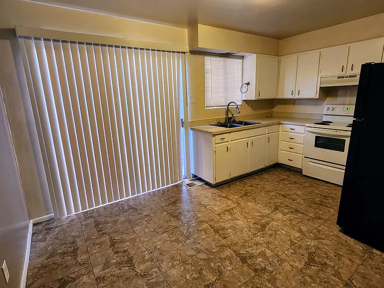 536 Madeira Dr SE — Photo 31