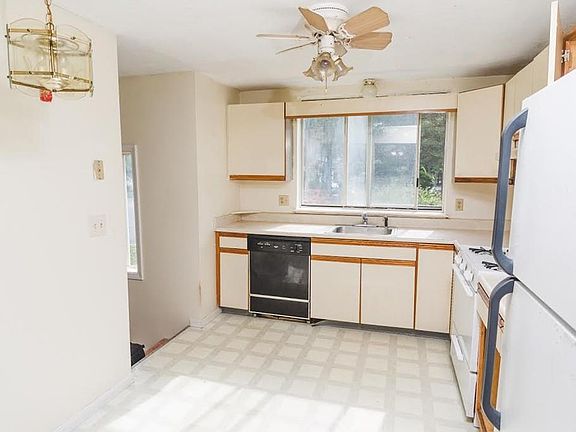 2nd image of 19 Gaslight Ln #19