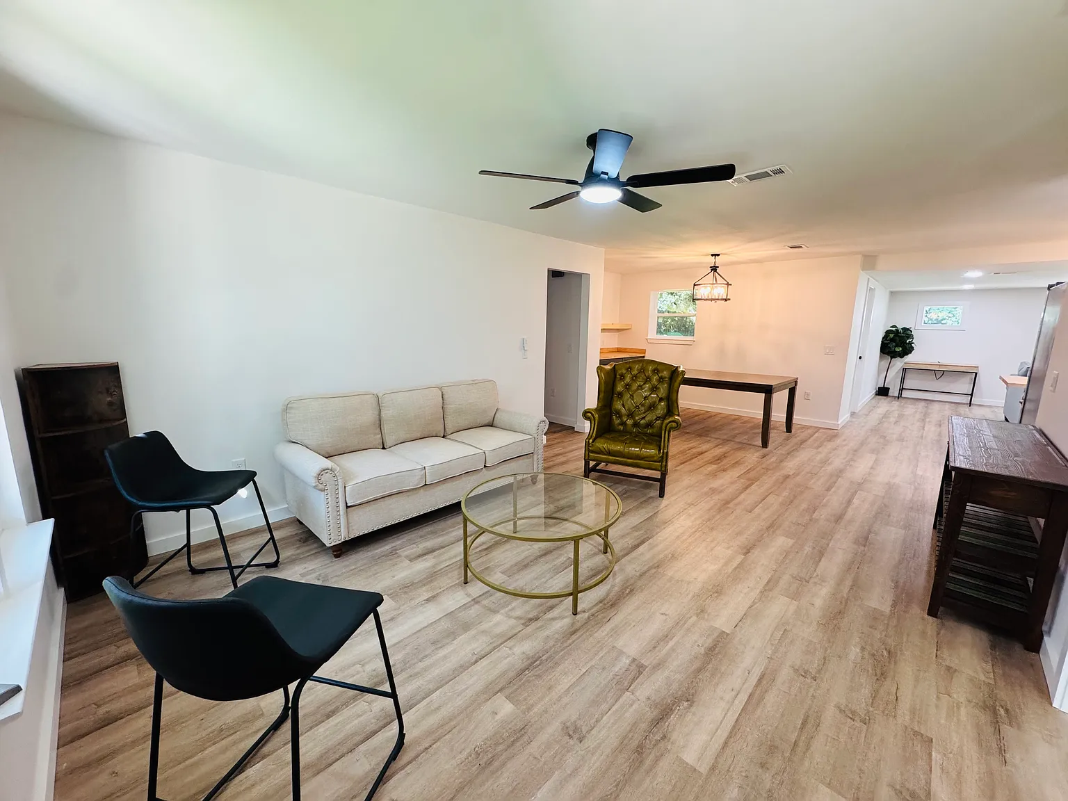 4 bed, 1800 sqft, $2,400 — Photo 3