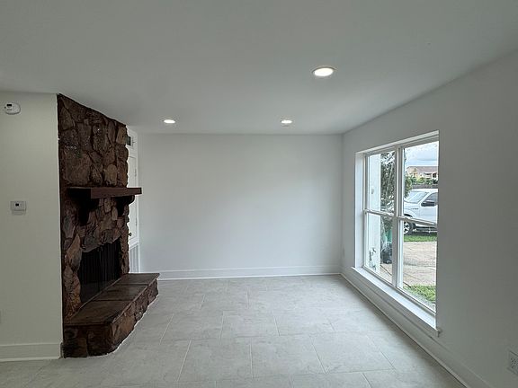3rd image of 1511 Kings Rd #B