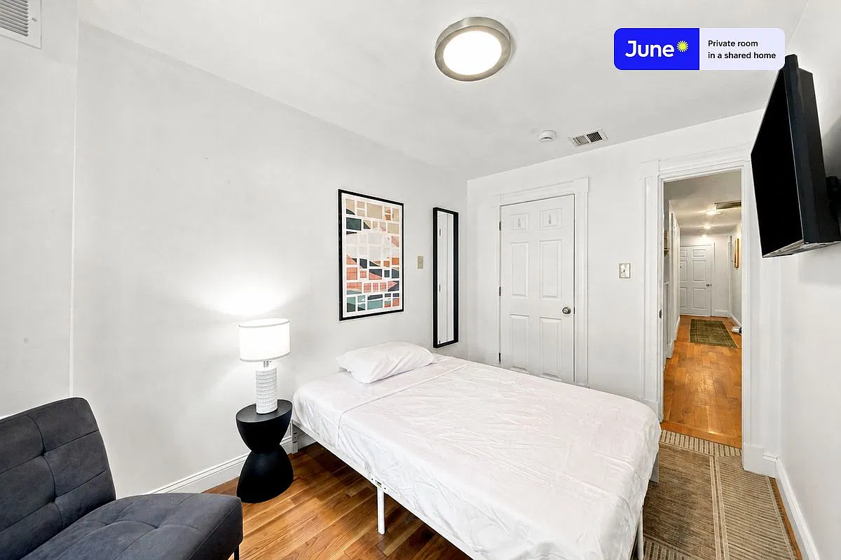 Queen bedroom in 7 bed/2 bath home in Allston #834 D — Photo 2