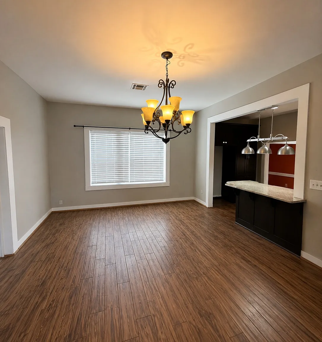 4 bed, 2400 sqft, $640 — Photo 4