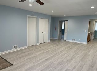 637 Dulles Rd APT B, Des Plaines, IL 60016