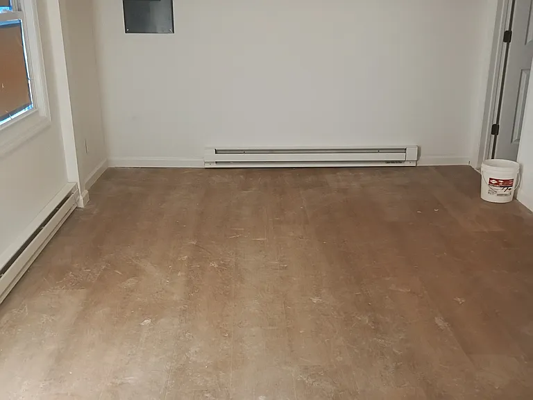 Livingroom with hi hat's, laminate flooring