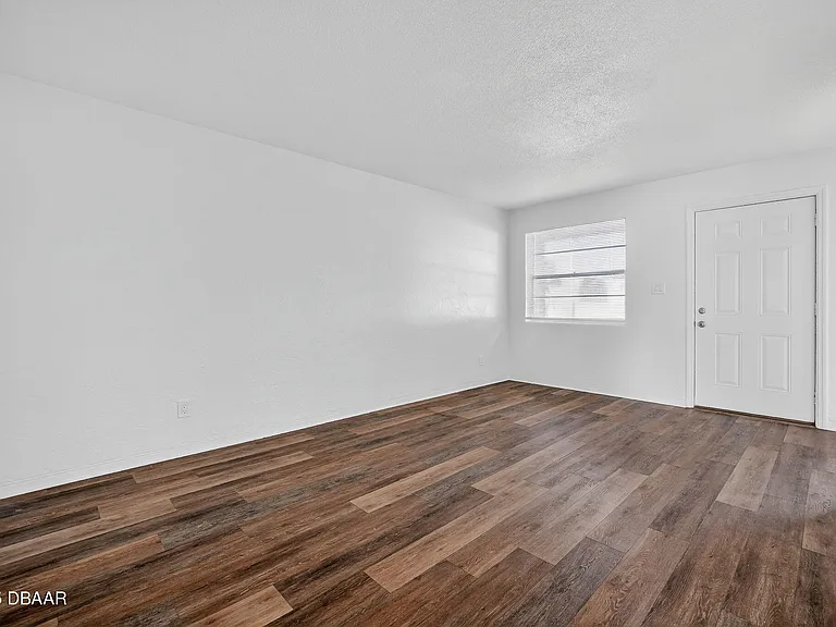 2417 N Oleander Ave — Photo 6