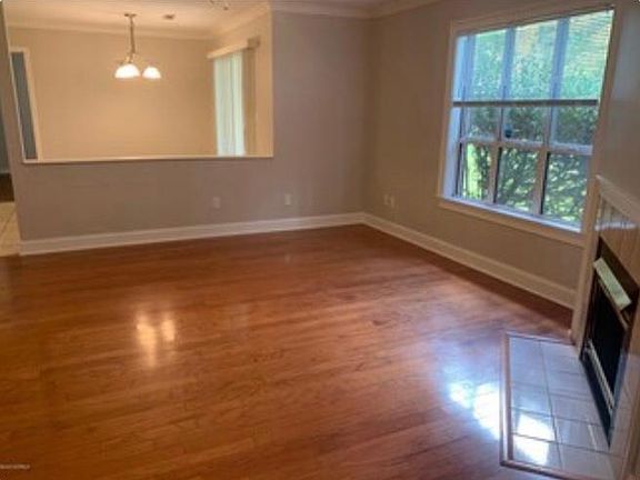 3rd image of 100 Breezewood Dr APT B