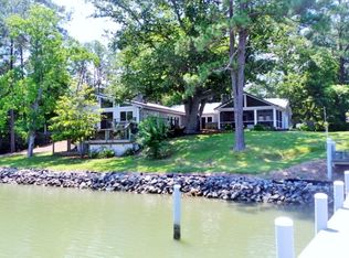 494 Hideaway Point Rd, Topping, VA 23169