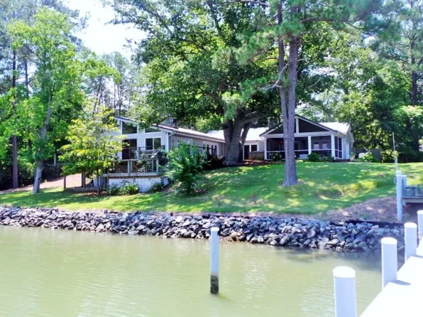 494 Hideaway Point Rd, Topping, VA 23169