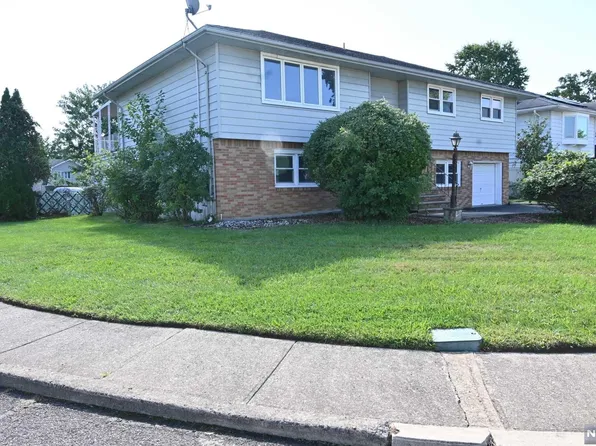 15 Larosa Dr, Little Ferry, NJ 07643