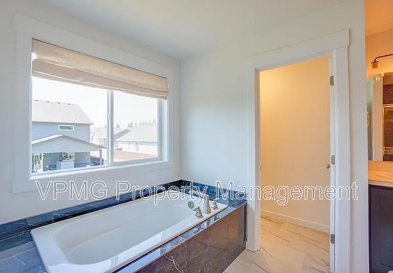 935 SE 36th St — Photo 37