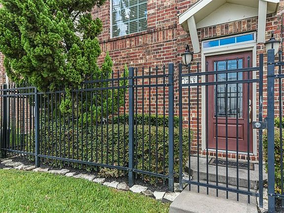 This gated community is the definition of LOCATION LOCATION LOCATION. Popular "Eado" (East Downtown) is close to everything.