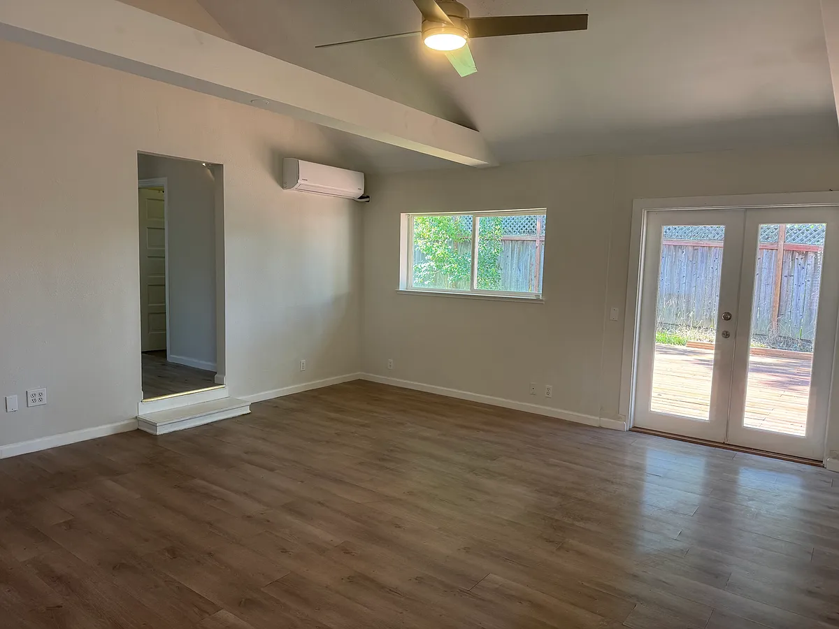 Building Photo - 1475 Mountain View Ave #A