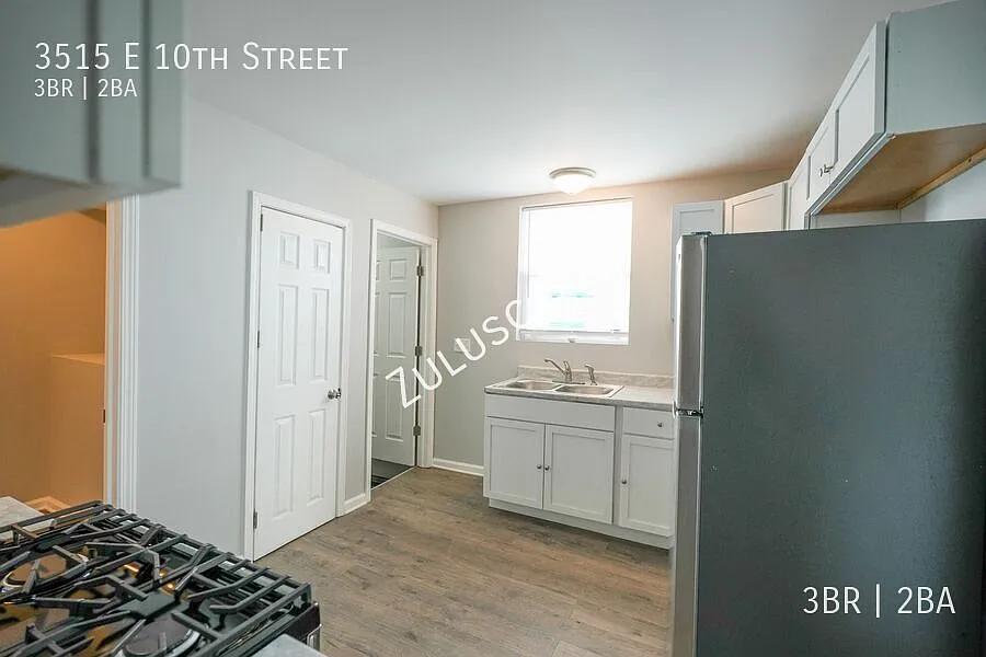 1/2 Off 3 bed 2 bath With Two Car Garage! — Photo 4