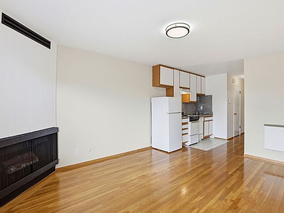 2nd image of 921 Dolores St APT 4